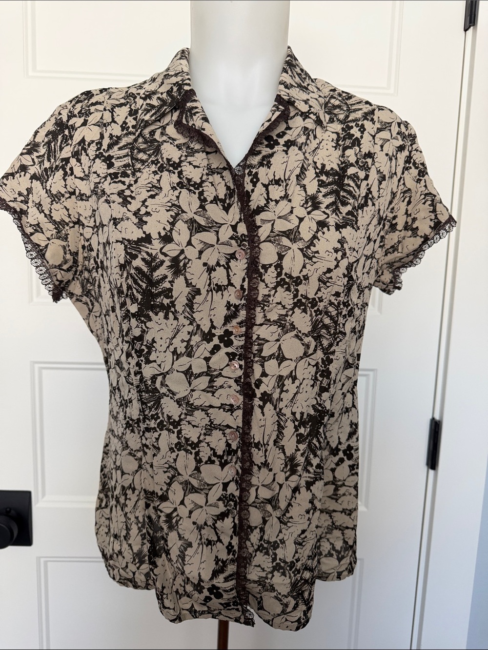 (Vintage) Jones New York 100% Silk Button Down Short Sleeve Blouse in Sz 10